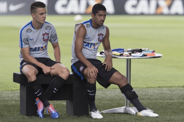 Os jogadores se prepararam para o treino antes da chuva