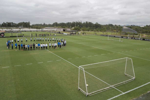 Jogadores respeitaram minuto de silêncio no CT