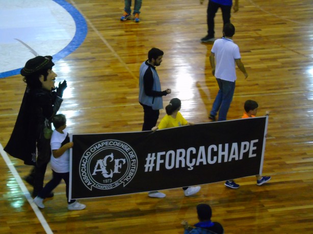 Crianças e Mosqueteiro carregaram faixa em homenagem ao time de Chapecó