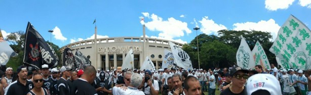 Torcedores reunidos em frente ao estádio do Pacaembu