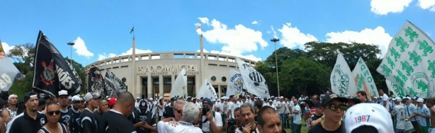 Torcedores reunidos em frente ao estdio do Pacaembu