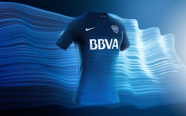 Uniforme alternativo do Boca Juniors tambm  azul