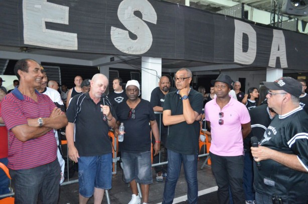 Wladimir, de rosa, compareceu à quadra da Gaviões no sábado
