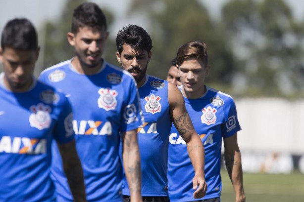Com isso, o técnico Oswaldo de Oliveira promoveu mudanças na zaga