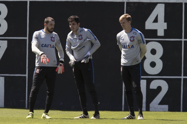 Goleiros do Corinthians durante atividade tática