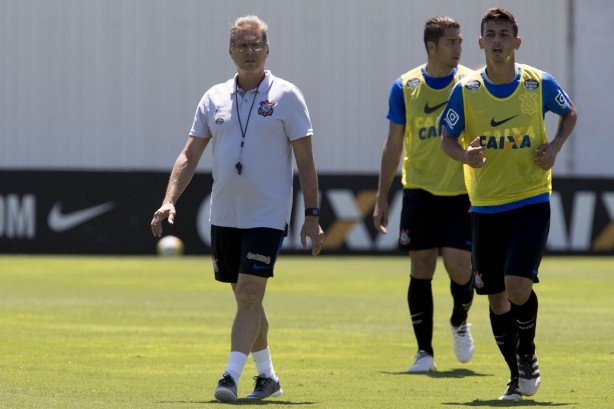 Oswaldo também optou por colocar Giovanni Augusto na lateral