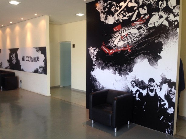 Papel de parede da sala de recepção e de fotógrafos foi trocado