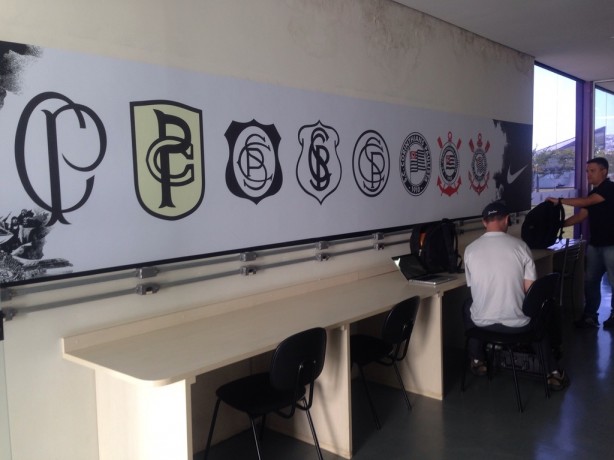 Papel de parede da sala de recepção e de fotógrafos foi trocado