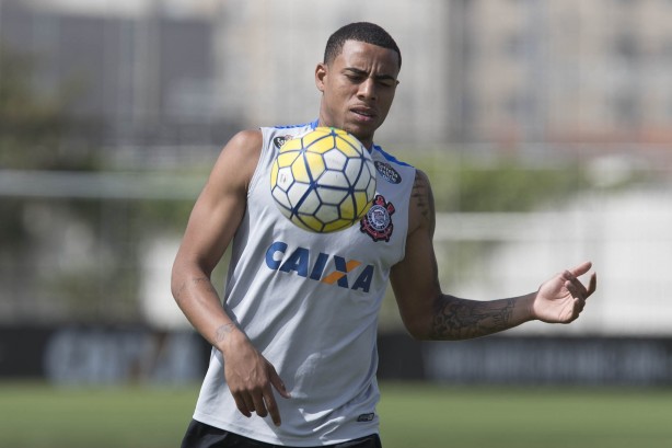 Gustavo apareceu com novo visual no treino