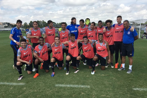 Jogadores posaram para foto ao final do treino