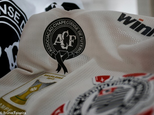 Patch da Chapecoense na camisa do Corinthians