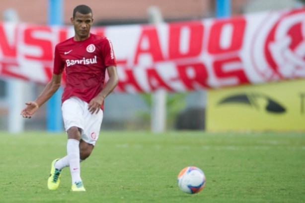 Ernando, zagueiro do Internacional