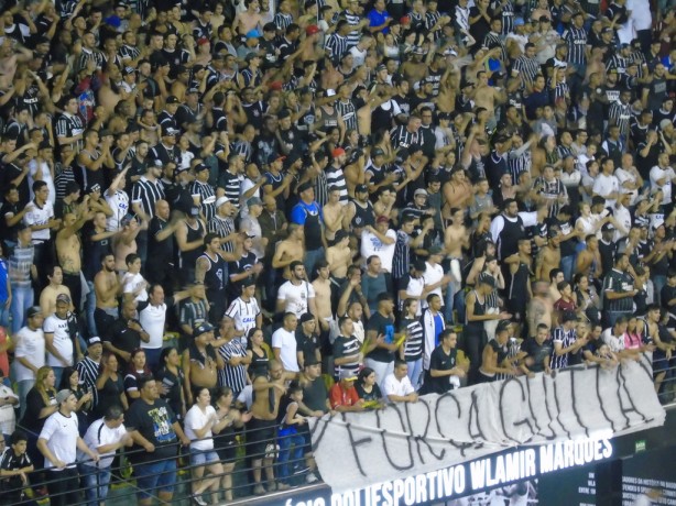 Torcida do Corinthians lotou ginásio Wlamir Marques, no Parque São Jorge