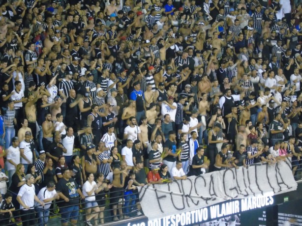 Torcida do Corinthians lotou ginsio Wlamir Marques, no Parque So Jorge