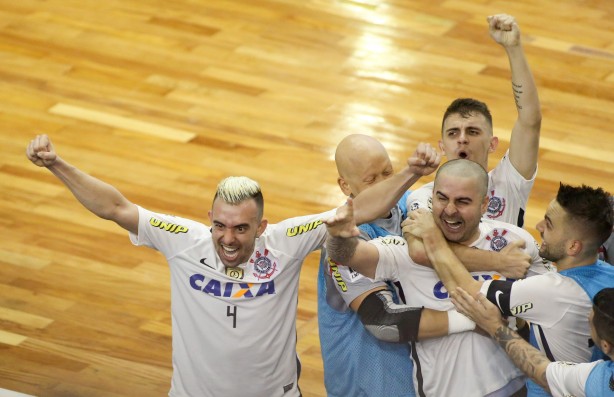 Jogadores receberam a medalha e comemoraram o título inédito do Timão