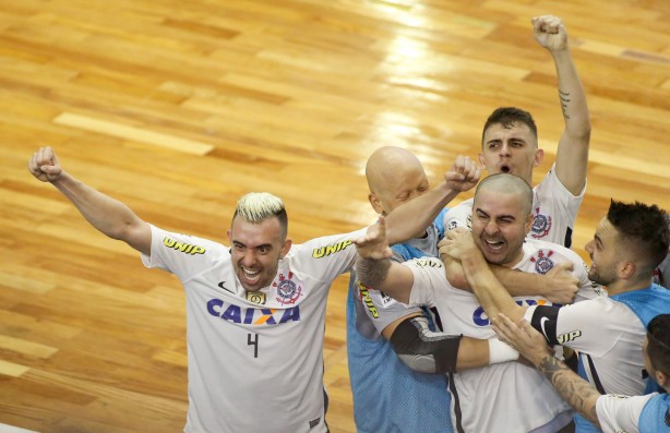 Jogadores receberam a medalha e comemoraram o ttulo indito do Timo