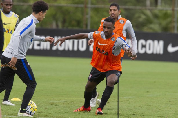 Lateral dos juniores, Romão chegou a participar de treinos no CT Joaquim Grava