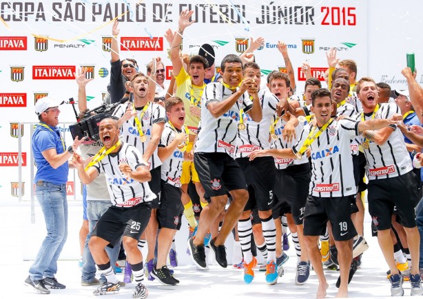 Elenco do Corinthians campeo em 2015