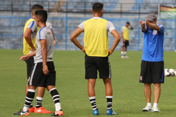 Loss orienta garotos em treino no Parque São Jorge