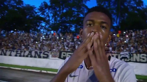 Em cobrana de pnalti, Carlinho comemora sexto gol do Corinthians