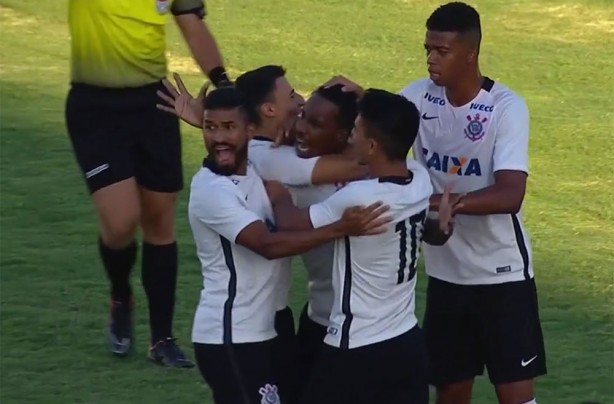 Jogadores comemoram primeiro gol corinthiano na partida