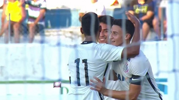 Na sequência, Mantuan marca o quatro gol corinthiano