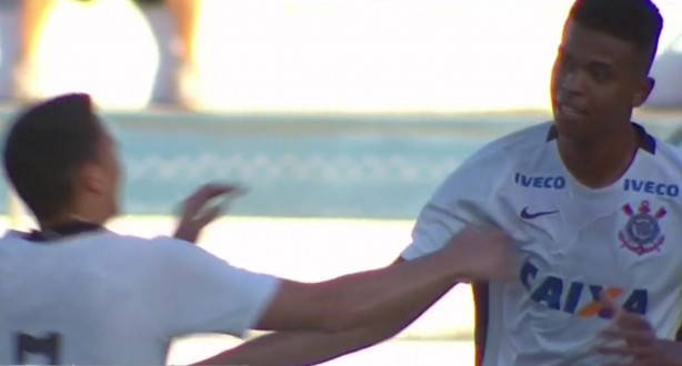 O atacante Carlinhos marca o segundo gol do Timão