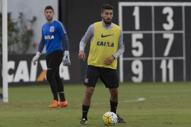 Vinicius já fez treinos com a equipe profissional do Timão