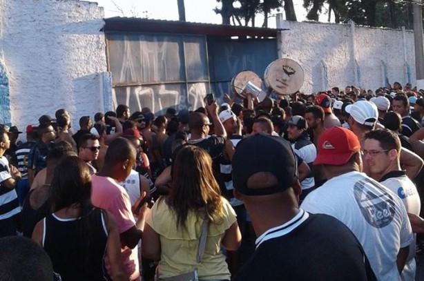 Portão do estádio ficou fechado mesmo após o início da partida