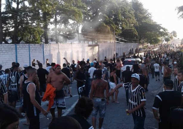 Torcedores se afastam após PM jogar bomba e gás de pimenta