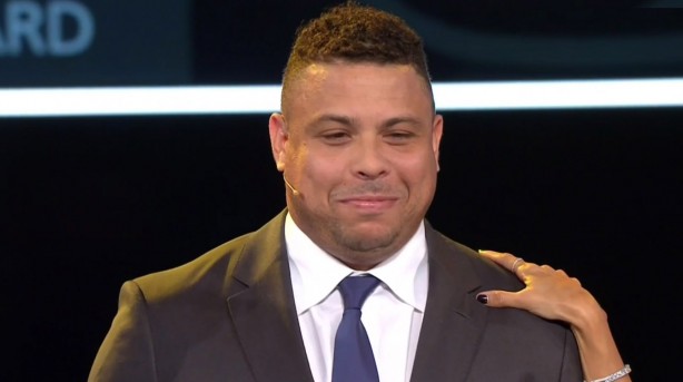 Ronaldo Fenômeno, ex-Corinthians, entregou Prêmio Puskás 2016