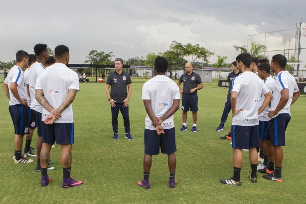 Elenco fez trabalho físico no campo