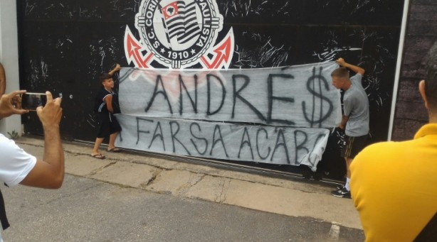Faixa sugerindo farsa do ex-presidente Andrés Sanchez