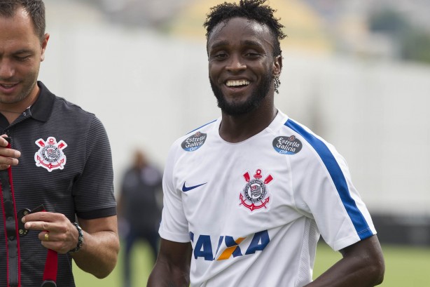 Mendoza esbanjou bom humor no primeiro dia de trabalho do Timão