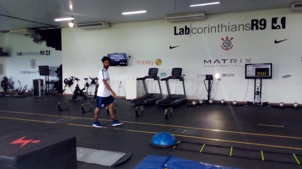 Cristian caminhando em frente à mensagem motivacional