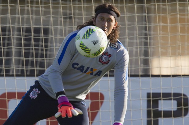 Cássio defende chute ao longo do treinamento de goleiros