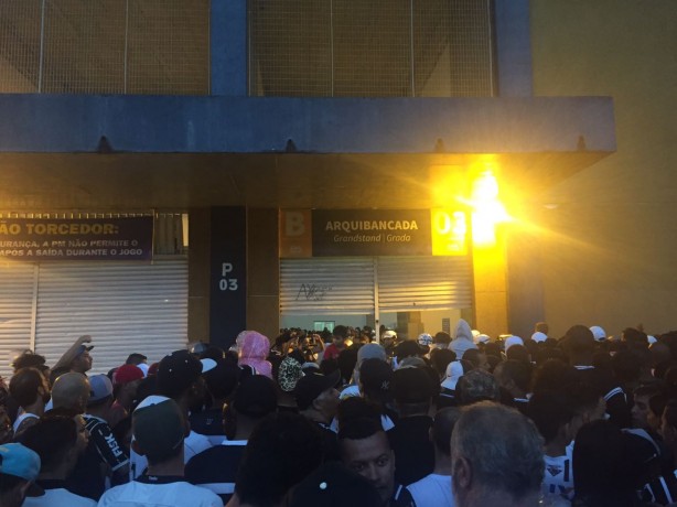 Policiais barraram entrada de torcedores na Arena Barueri