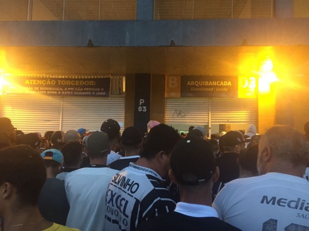 Torcida formou longas filas em duas entradas do estdio