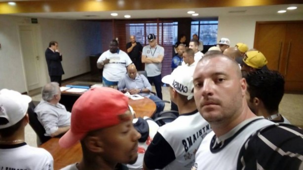 Torcida cobrou Andrade em reunião no PSJ
