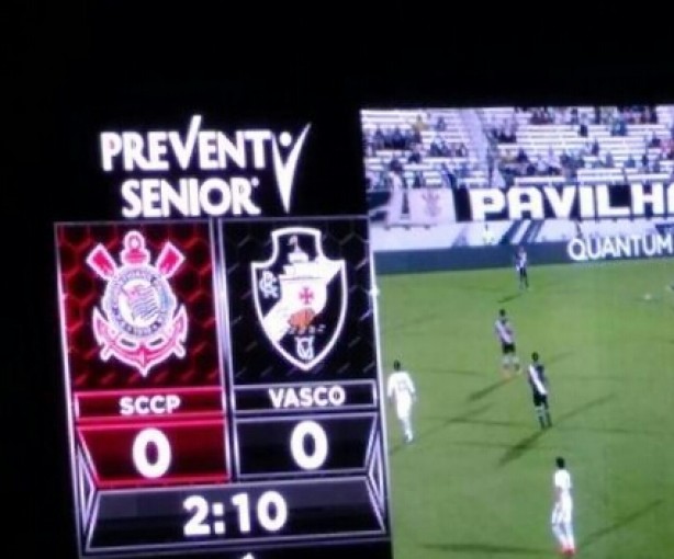 Placar de estádio troca escudos de Corinthians e Vasco