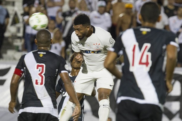 Kazim cabecendo a bola contra o Vasco pela semifinal da Flórida Cup