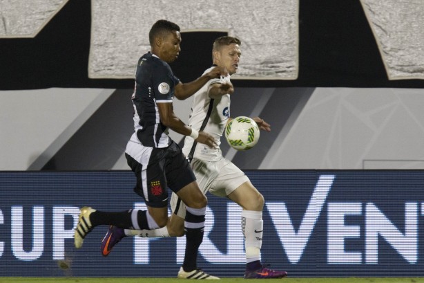 Marlone brigando pela bola em jogo contra o Vasco pela Flórida Cup