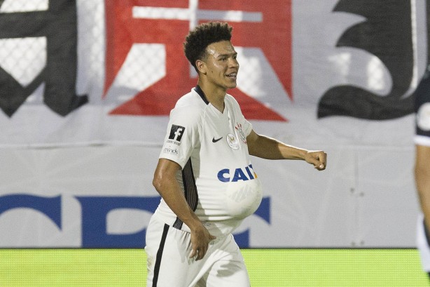 Marquinhos Gabriel comemorando o gol com bola dentro da camisa contra o Vasco pela Flórida Cup