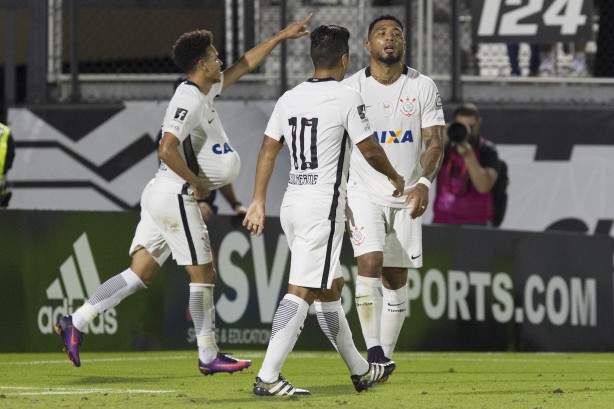 Marquinhos Gabriel, Guilherme e Kazim comemorando gol contra o Vasco pela Flórida Cup
