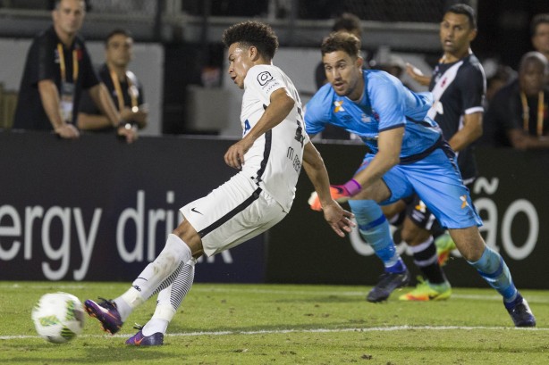 Marquinhos Gabriel preparando para finalizar para o gol contra o Vasco pela semifinal da Flórida Cup