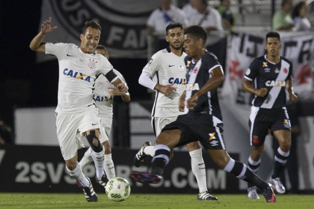 Rodriguinho e Camacho brigando pela bola em jogo contra o Vasco pela semifinal da Florida Cup