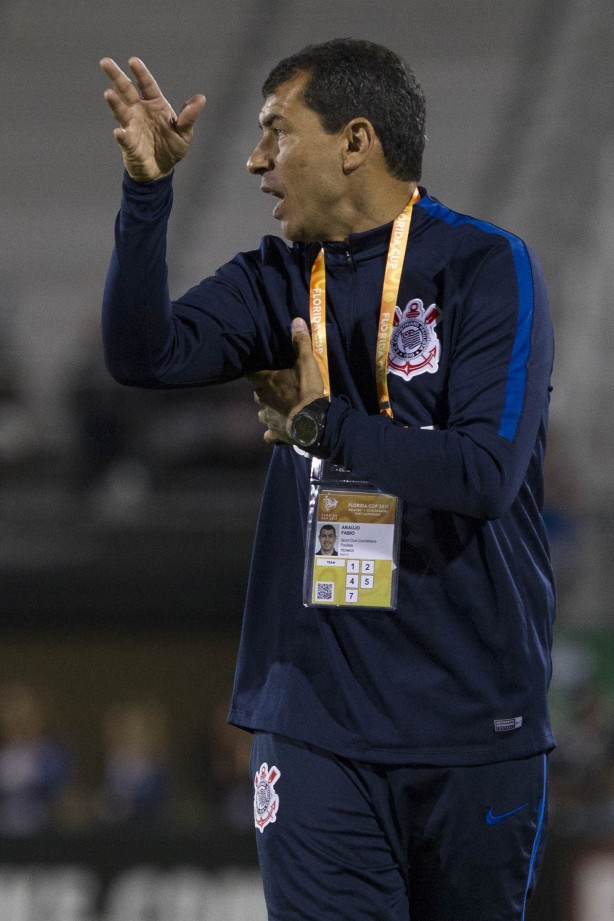 Técnico Fábio Carille dando instruções contra o Vasco pela semifinal da Flórida Cup