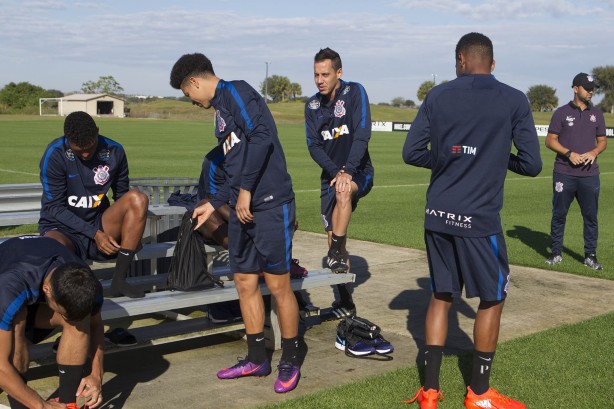 Jogadores do Corinthians sentados durante treinamento da tarde pela Flórida Cup 2017