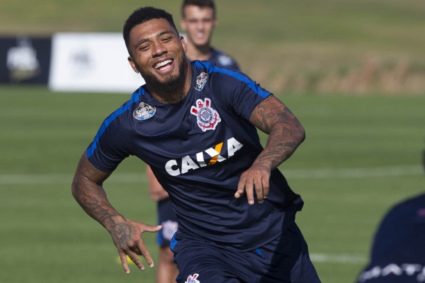Kazim sorrindo no treino da tarde do Corinthians na Florida Cup