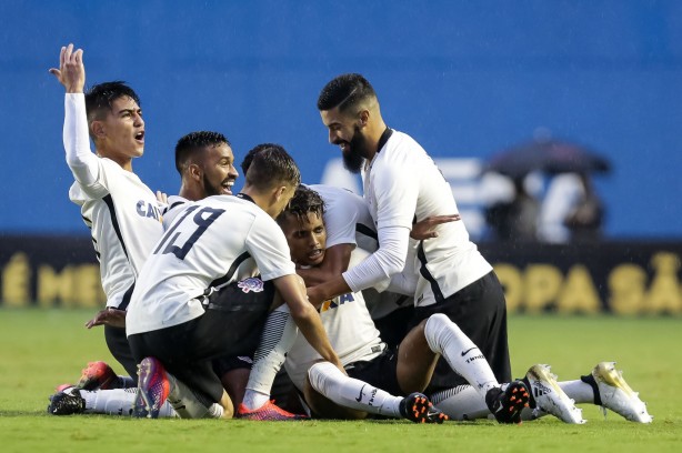 Oya, Del'Amore, Pedrinho, Thiago e Matheus comemorando gol conta o Flamengo pelas quartas da Copinha